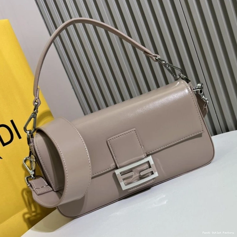 Vintage HOT Bag Khaki Leather Medium Smooth Tiffany Baguette Fendi In 0822